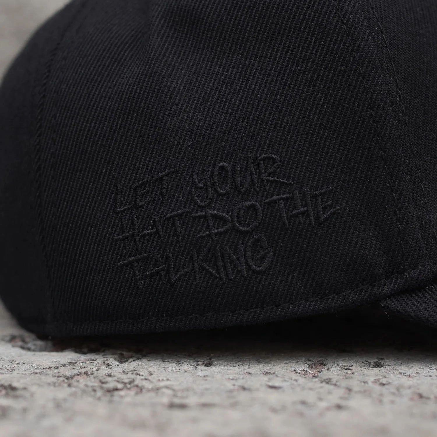 FAM.CAP CORE BLACK ON BLACK SNAPBACK /GREY UV