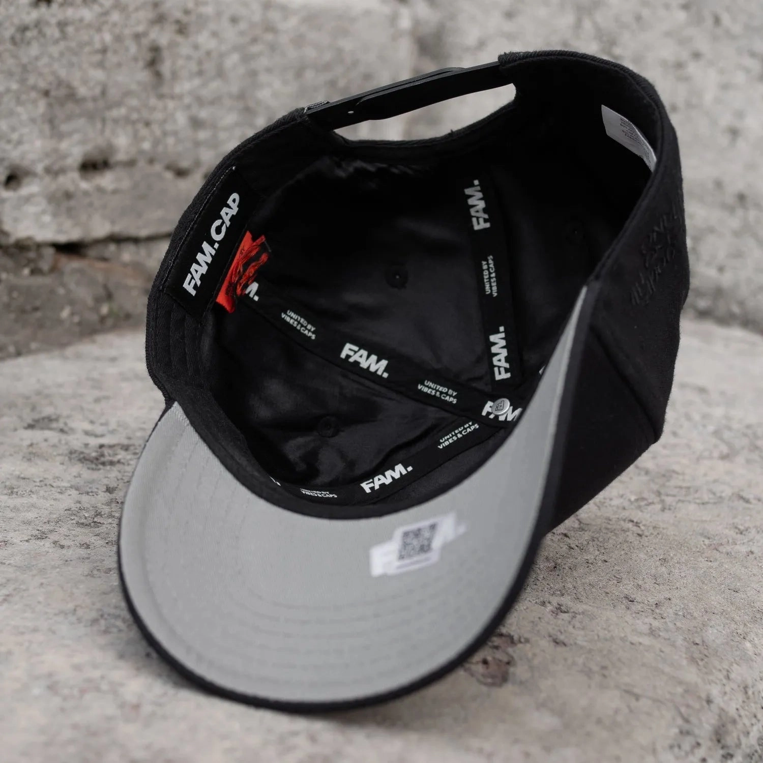 FAM.CAP CORE BLACK ON BLACK SNAPBACK /GREY UV