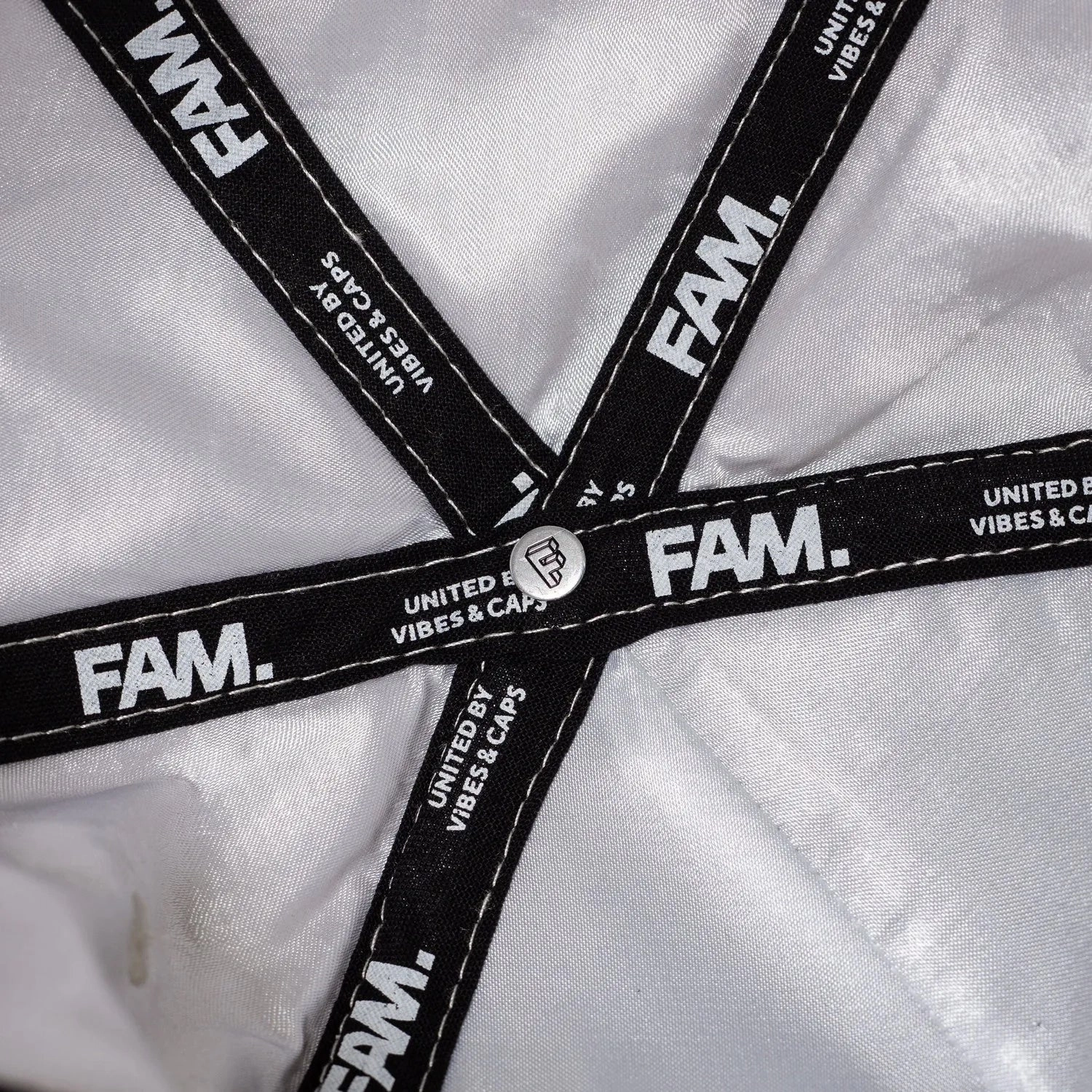 FAM.CAP SNAPBACK "A" CAP 4TH ANNIVERSARY TWO TONE / RED UV