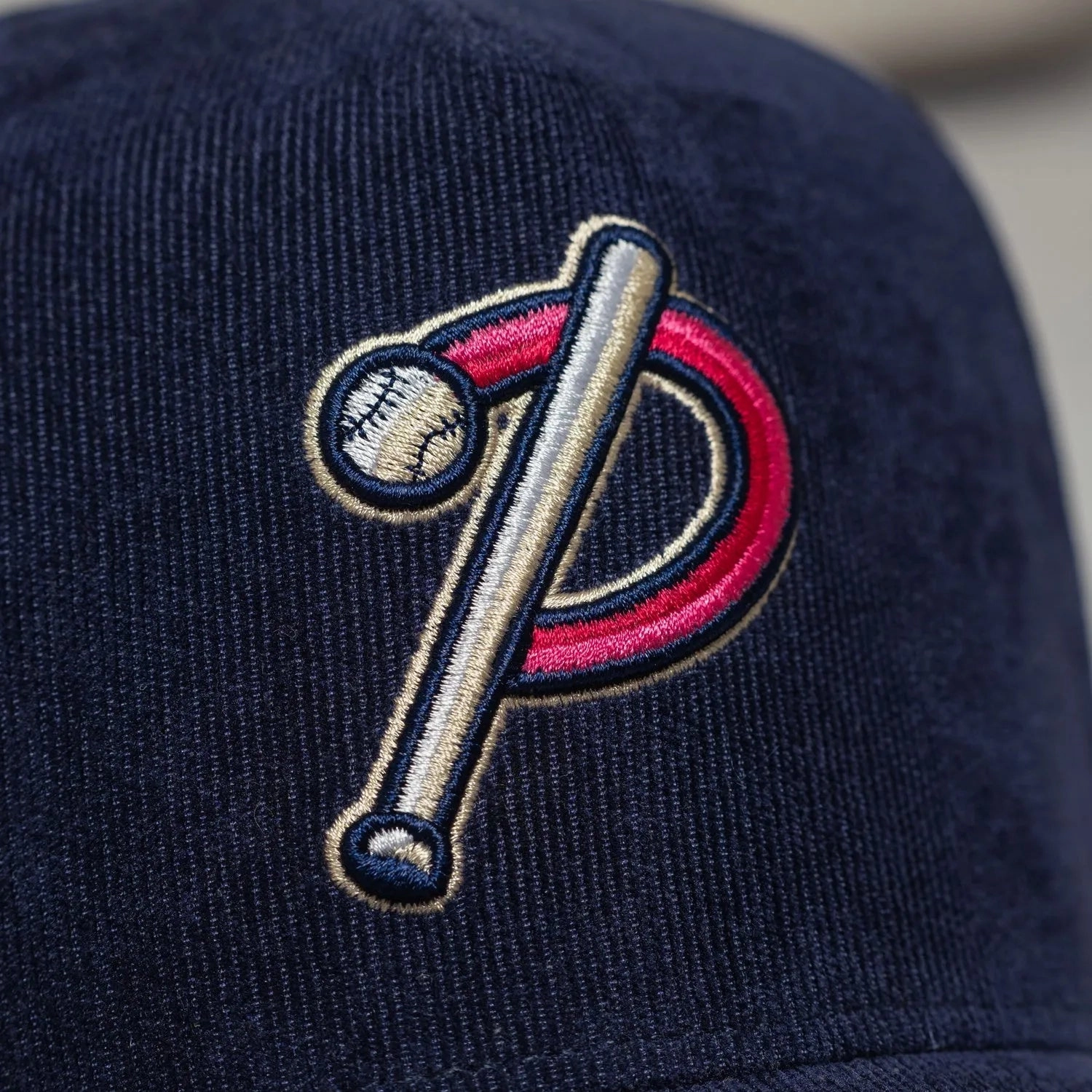 FAM.CAP SNAPBACK "P" CAP 4TH ANNIVERSARY NAVY CORDUROY / GREY UV