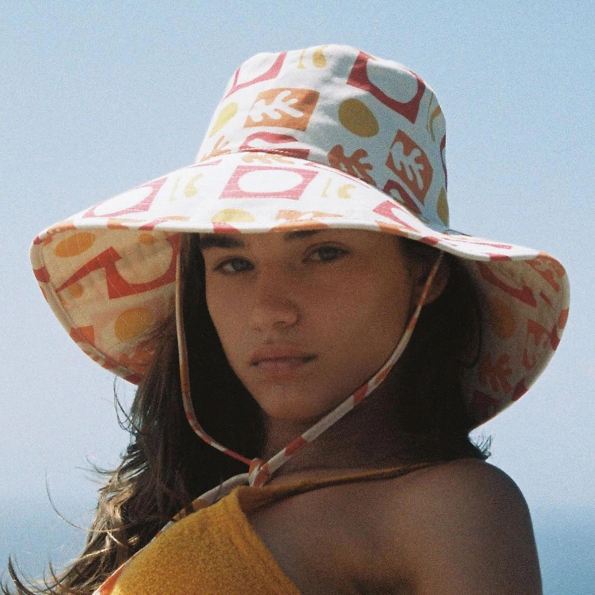 Holiday Retro Cotton Bucket Hat - White/Red