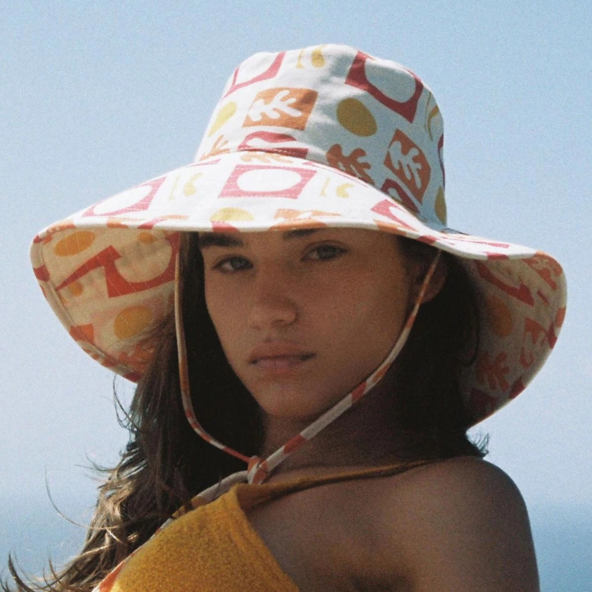 Holiday Retro Cotton Bucket Hat - White/Red