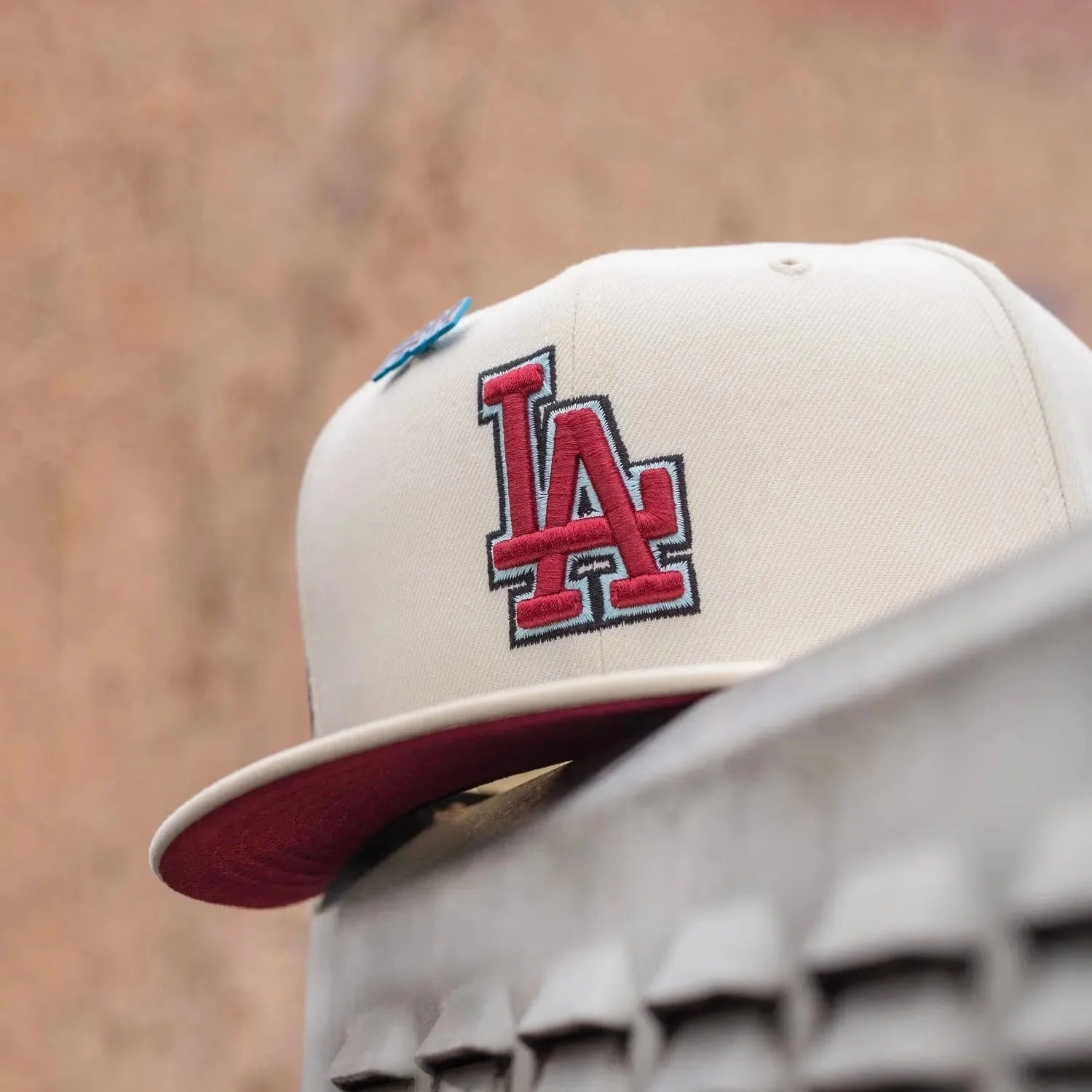 NEW ERA 9FIFTY MLB LOS ANGELES DODGERS 50TH ANNIVERSARY CHROME WHITE / CARDINAL UV SNAPBACK CAP