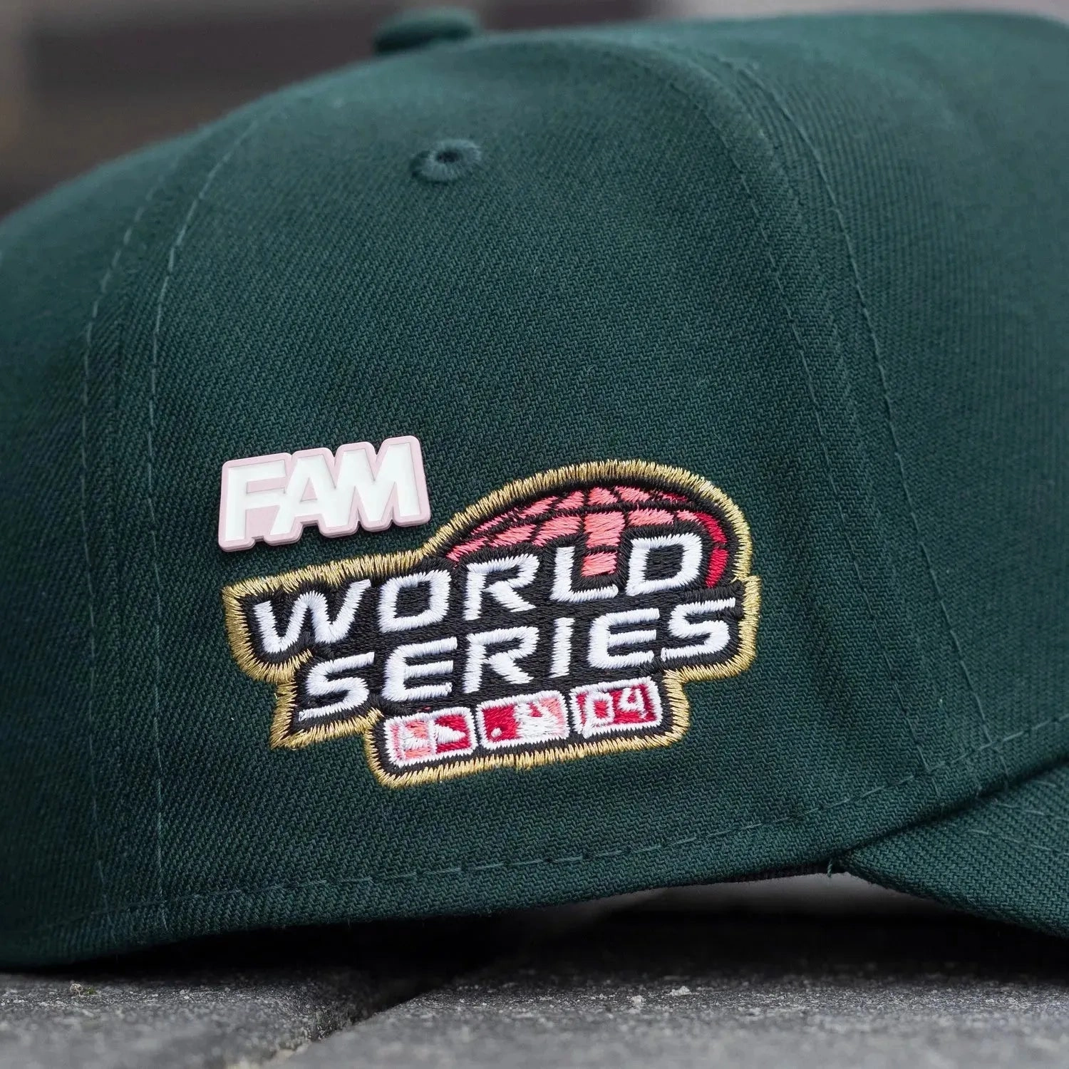 NEW ERA 9FORTY A-FRAME MLB BOSTON RED SOX WORLD SERIES 2004 DARK GREEN / PINK UV SNAPBACK CAP
