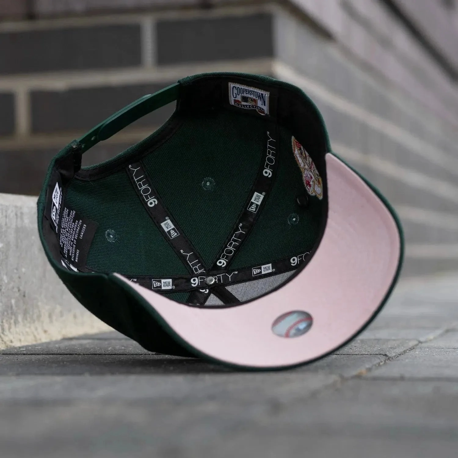NEW ERA 9FORTY A-FRAME MLB BOSTON RED SOX WORLD SERIES 2004 DARK GREEN / PINK UV SNAPBACK CAP