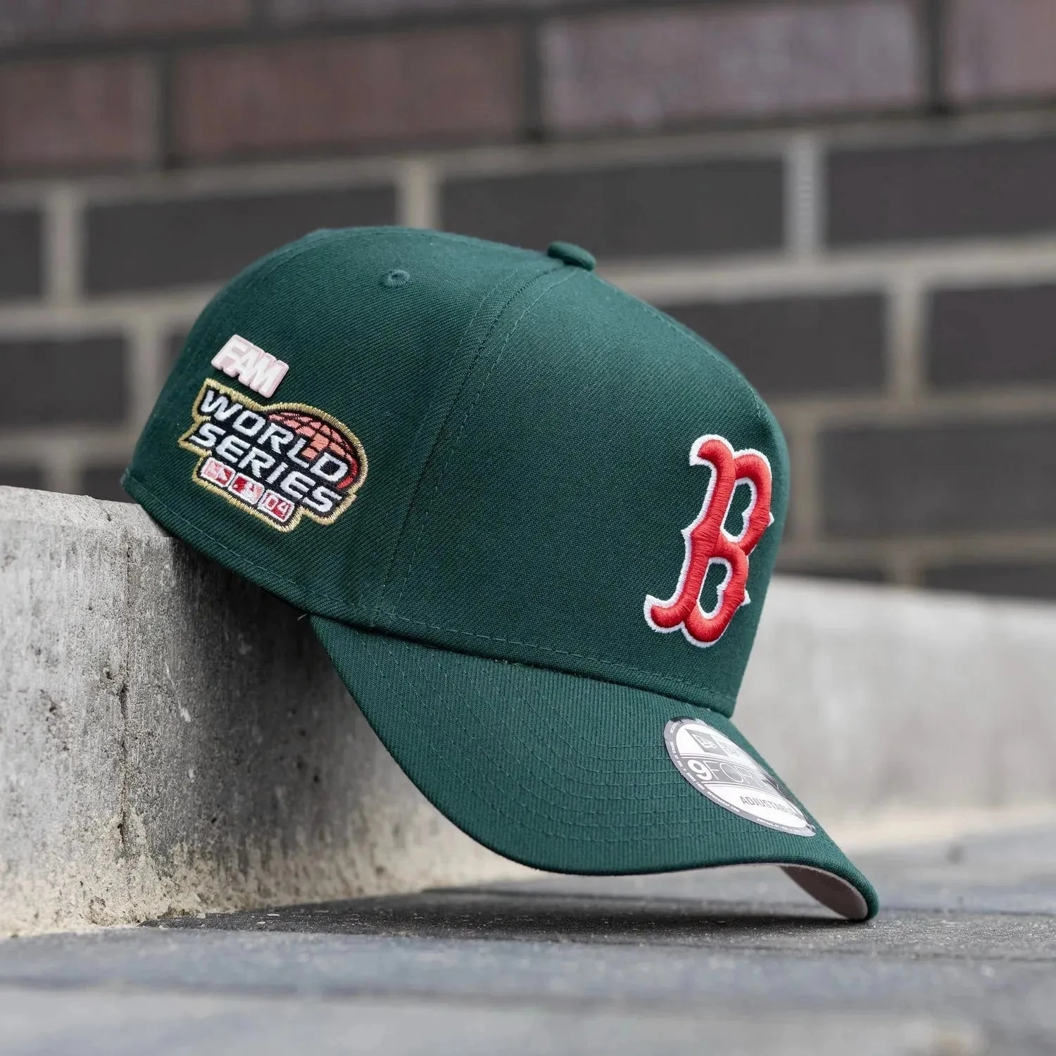 NEW ERA 9FORTY A-FRAME MLB BOSTON RED SOX WORLD SERIES 2004 DARK GREEN / PINK UV SNAPBACK CAP