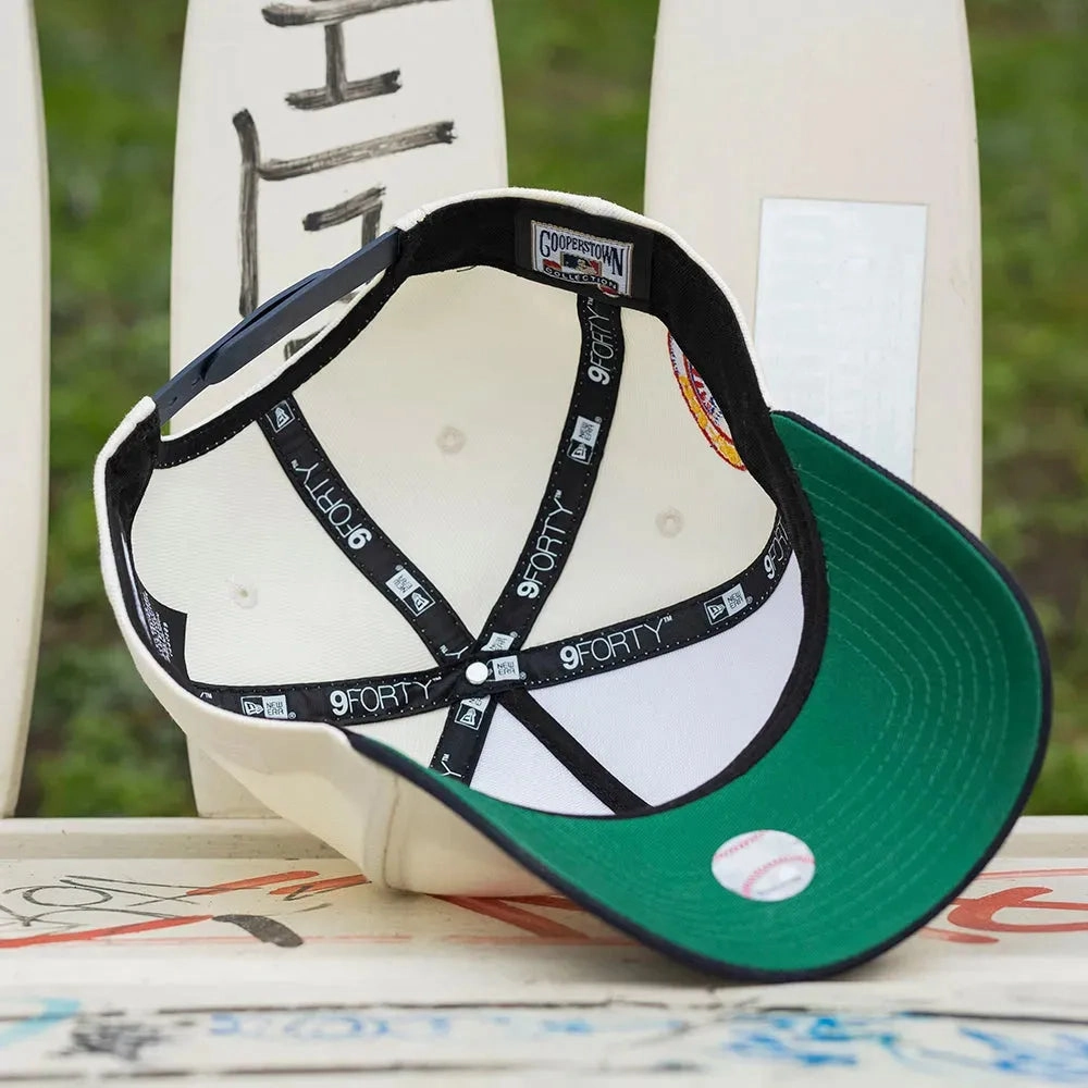 NEW ERA 9FORTY A-FRAME MLB NEW YORK YANKEES 50TH ANNIVERSARY TWO TONE / KELLY GREEN UV SNAPBACK