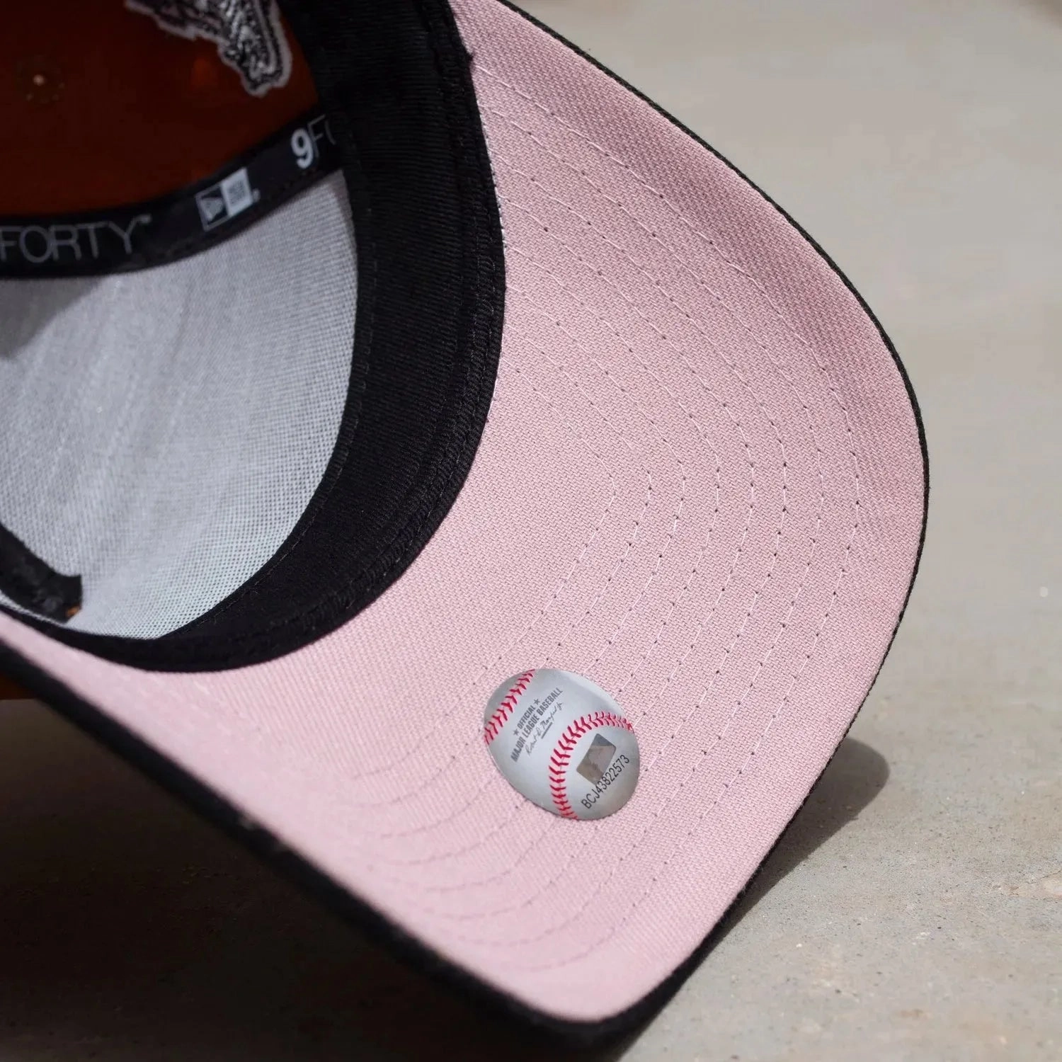 NEW ERA 9FORTY A-FRAME NEW YORK YANKEES WORLD SERIES 1996 TWO TONE / PINK UV SNAPBACK