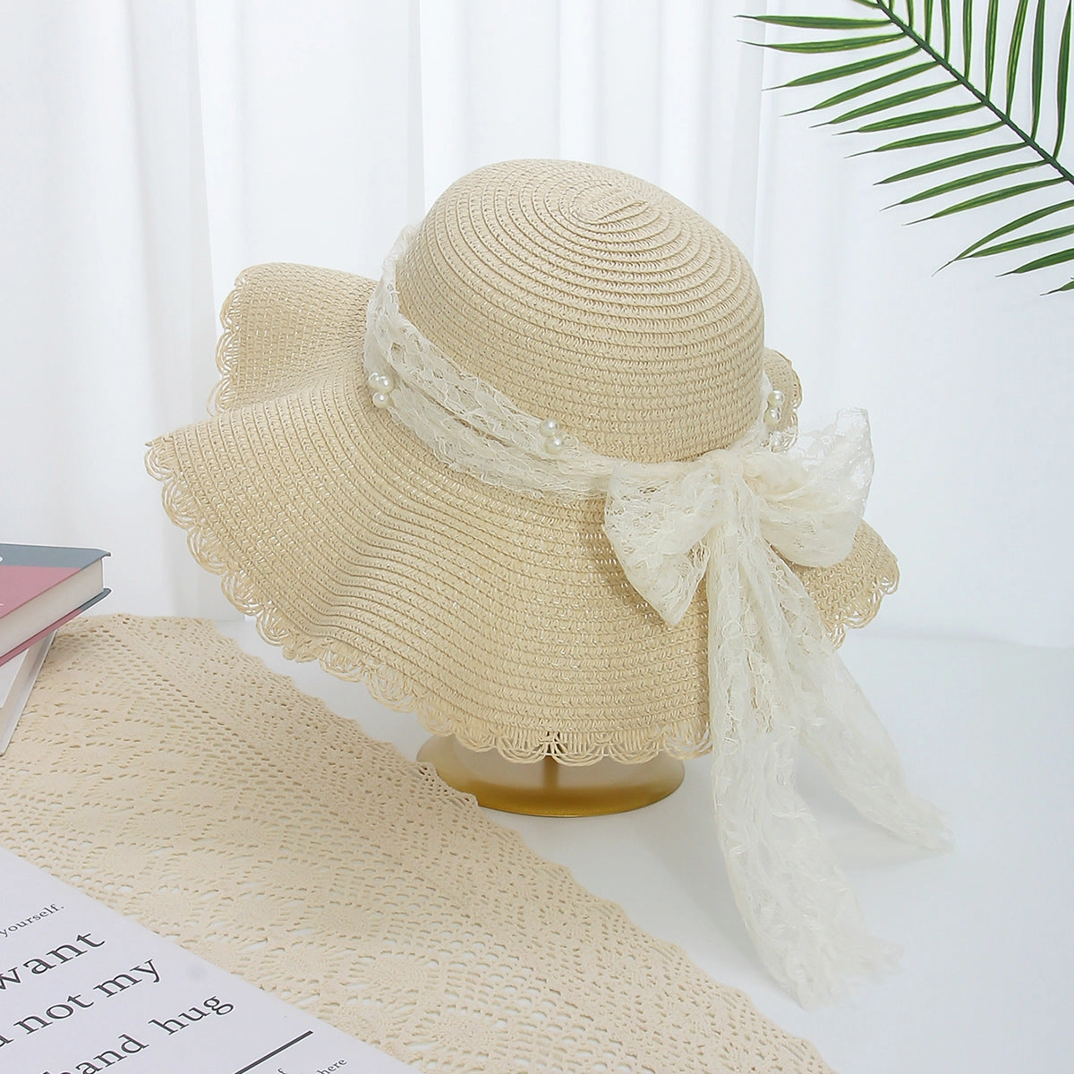 Wavy-Edge Floral Straw Hat